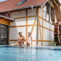 JUK_druck_24_07_wellness_paar_am_pool_franz_wueste JUK_druck_24_07_wellness_paar_am_pool_franz_wueste