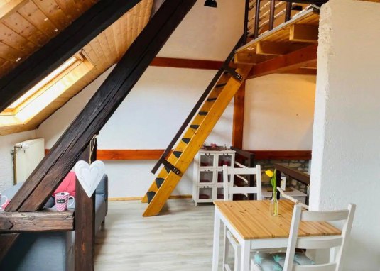 Blick Wohn- Esszimmer mit Treppe zum Schlafzimmer Blick Wohn- Esszimmer mit Treppe zum Schlafzimmer