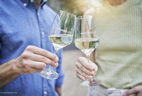 Anstoßen in der Vinothek © Roger Richter/IkUM GmbH Anstoßen in der Vinothek © Roger Richter/IkUM GmbH