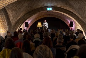 Lesung im Ingelheimer Winzerkeller © Andrea Enderlein/IKuM GmbH Lesung im Ingelheimer Winzerkeller © Andrea Enderlein/IKuM GmbH