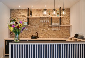 Vinothek Thekenansicht, © Dirk Loeffelbein Vinothek Thekenansicht, © Dirk Loeffelbein