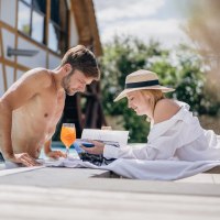 JUK_druck_24_07_wellness_paar_am_pool_franz_wueste JUK_druck_24_07_wellness_paar_am_pool_franz_wueste