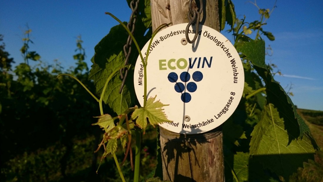 Weingut Kronenhof_Ecovin Schild, © Weingut Kronenhof Weingut Kronenhof_Ecovin Schild, © Weingut Kronenhof