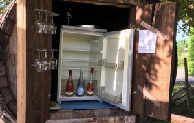 Weinfass mit Kühlschrank und Getränken Weinfass mit Kühlschrank und Getränken