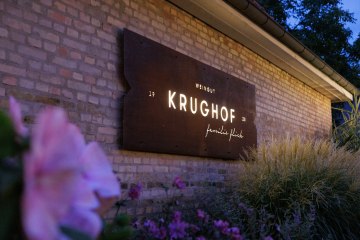 Weingut Krughof_Schild, © Weingut Krughof Weingut Krughof_Schild, © Weingut Krughof