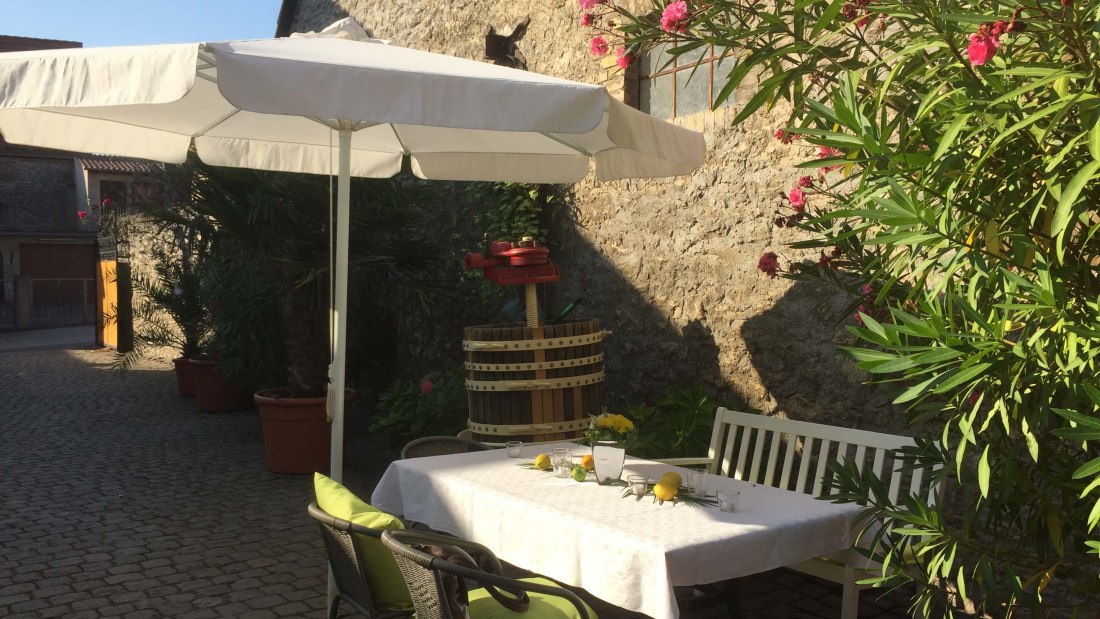 Weingut Tobias Hahn_Innenhof, © Weingut Tobias Hahn Weingut Tobias Hahn_Innenhof, © Weingut Tobias Hahn