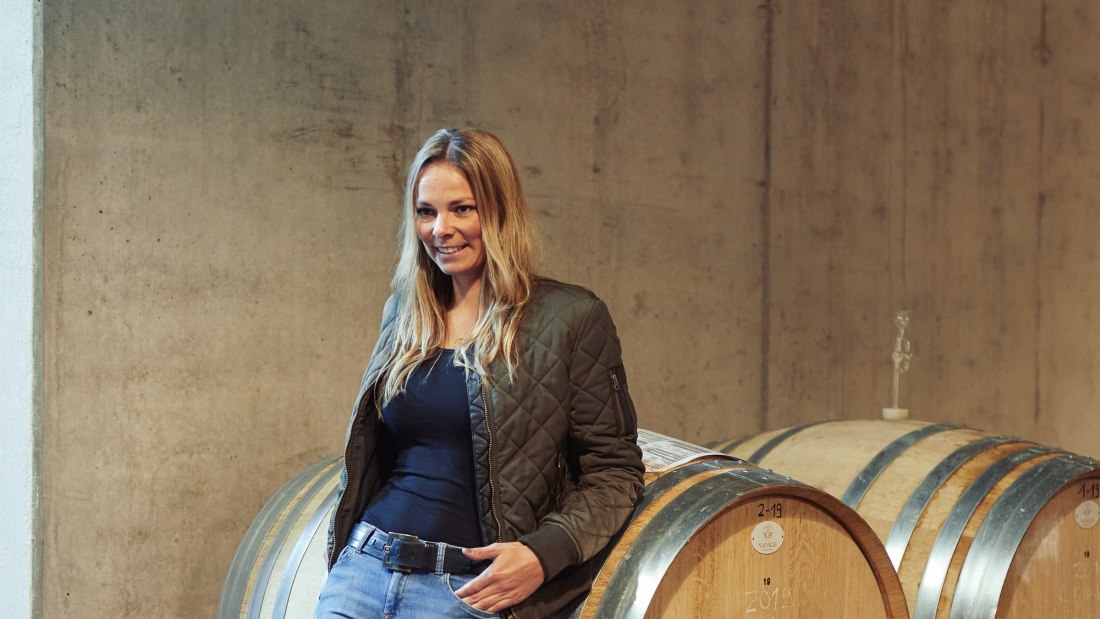 Weingut Becker_Winzerin Holzfass, © Peter Bender Weingut Becker_Winzerin Holzfass, © Peter Bender