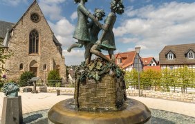 Drei-Grazien-Brunnen auf dem Lindenplatz Drei-Grazien-Brunnen auf dem Lindenplatz