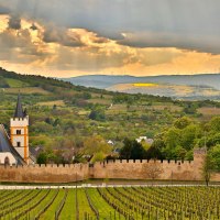 Kantelen met uitzicht op de kasteelkerk + Westerberg Kantelen met uitzicht op de kasteelkerk + Westerberg