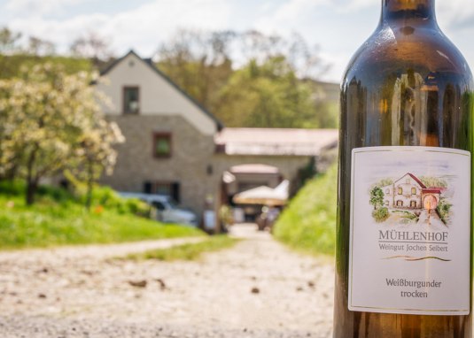 Mühlenhof Flasche im Vordergrund Mühlenhof Flasche im Vordergrund