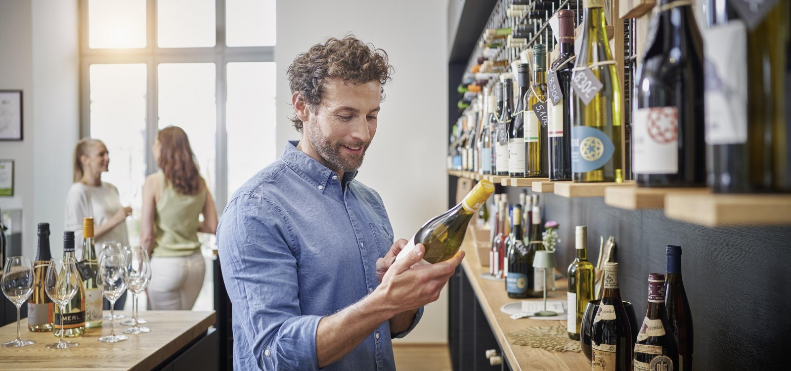 Weineinkauf in der Ingelheimer Vinothek, © Roger Richter/IKuM GmbH Weineinkauf in der Ingelheimer Vinothek, © Roger Richter/IKuM GmbH