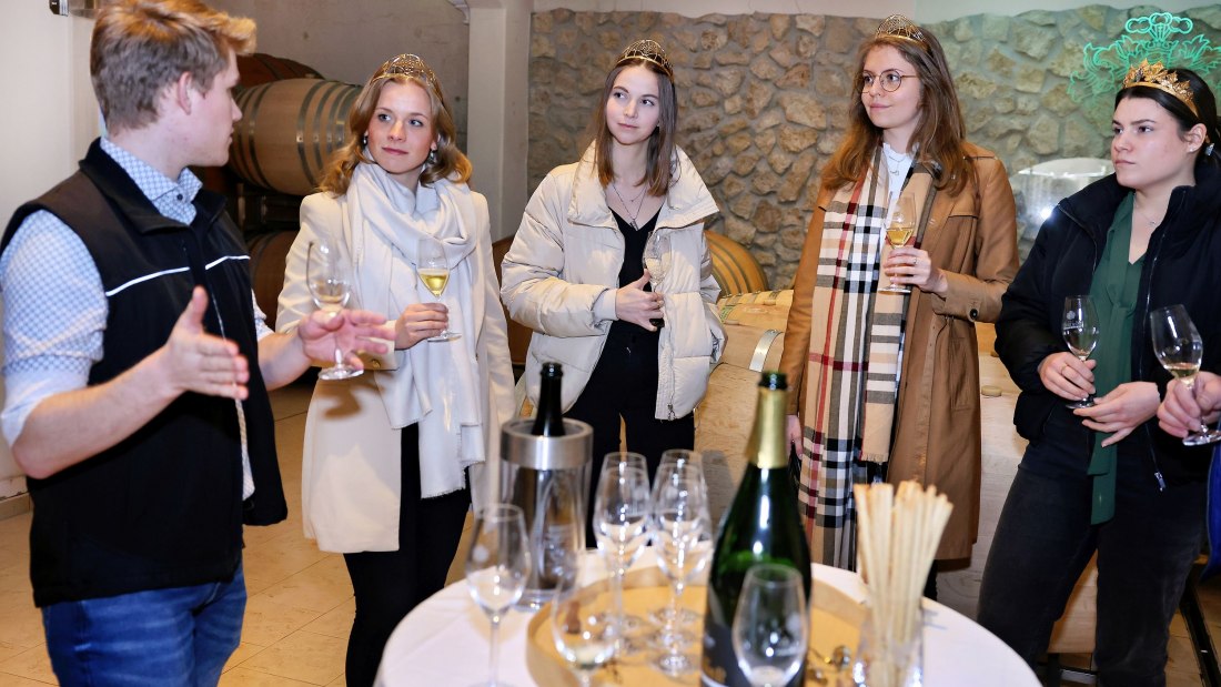 Machmer_Dt_Weinmajestäten_im_Weingut_R_Uhrig Machmer_Dt_Weinmajestäten_im_Weingut_R_Uhrig