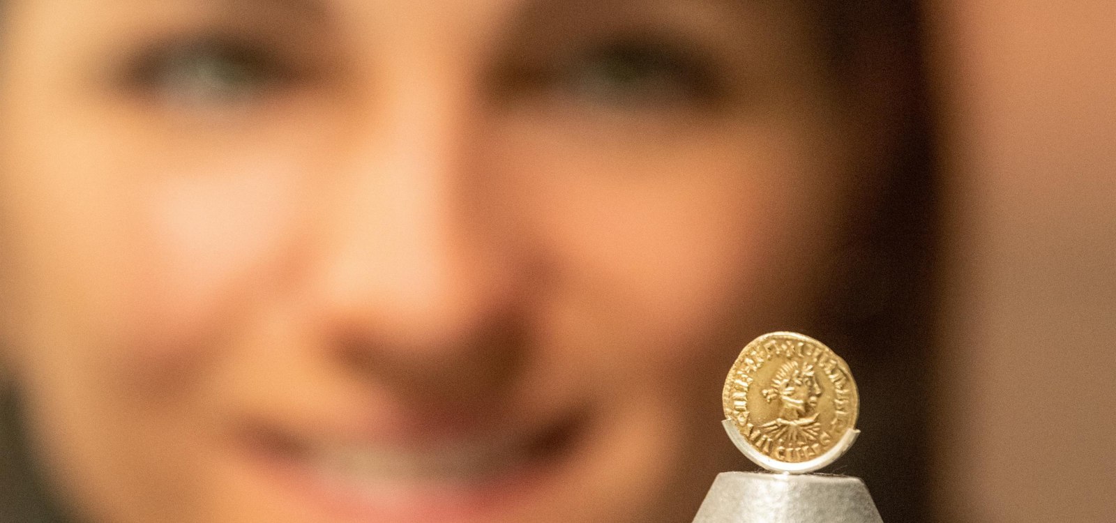 Goldmünze Karls des Großen, © Dominik Ketz/RHT GmbH Goldmünze Karls des Großen, © Dominik Ketz/RHT GmbH