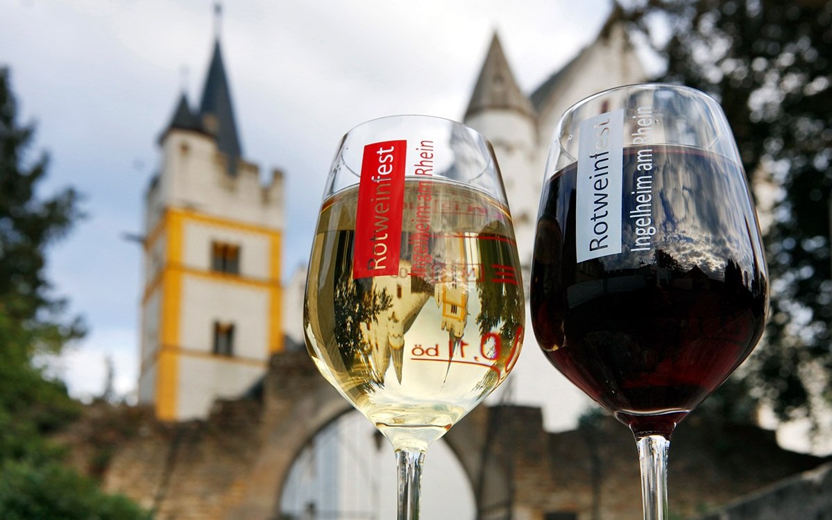 Always from the last weekend in September to the first weekend in October, the popular Red Wine Festival takes place on the Burgkirchen grounds. For nine days, visitors can expect culinary delights, fine wines and live music. , © Michael Bellaire/IKuM GmbH Always from the last weekend in September to the first weekend in October, the popular Red Wine Festival takes place on the Burgkirchen grounds. For nine days, visitors can expect culinary delights, fine wines and live music. , © Michael Bellaire/IKuM GmbH