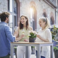 Genieten van wijn op het zonneterras Genieten van wijn op het zonneterras