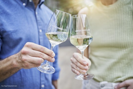 Anstoßen in der Vinothek , © Roger Richter/IkUM GmbH Anstoßen in der Vinothek , © Roger Richter/IkUM GmbH