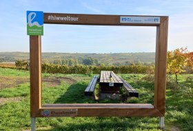 Tisch des Weines Hiwweltour Westerberg © Pascal Bernhard / Stadt Ingelheim Tisch des Weines Hiwweltour Westerberg © Pascal Bernhard / Stadt Ingelheim