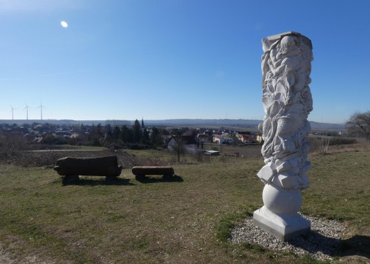 Evolutionssäule Dorn-Dürkheim mit Rastplatz Evolutionssäule Dorn-Dürkheim mit Rastplatz