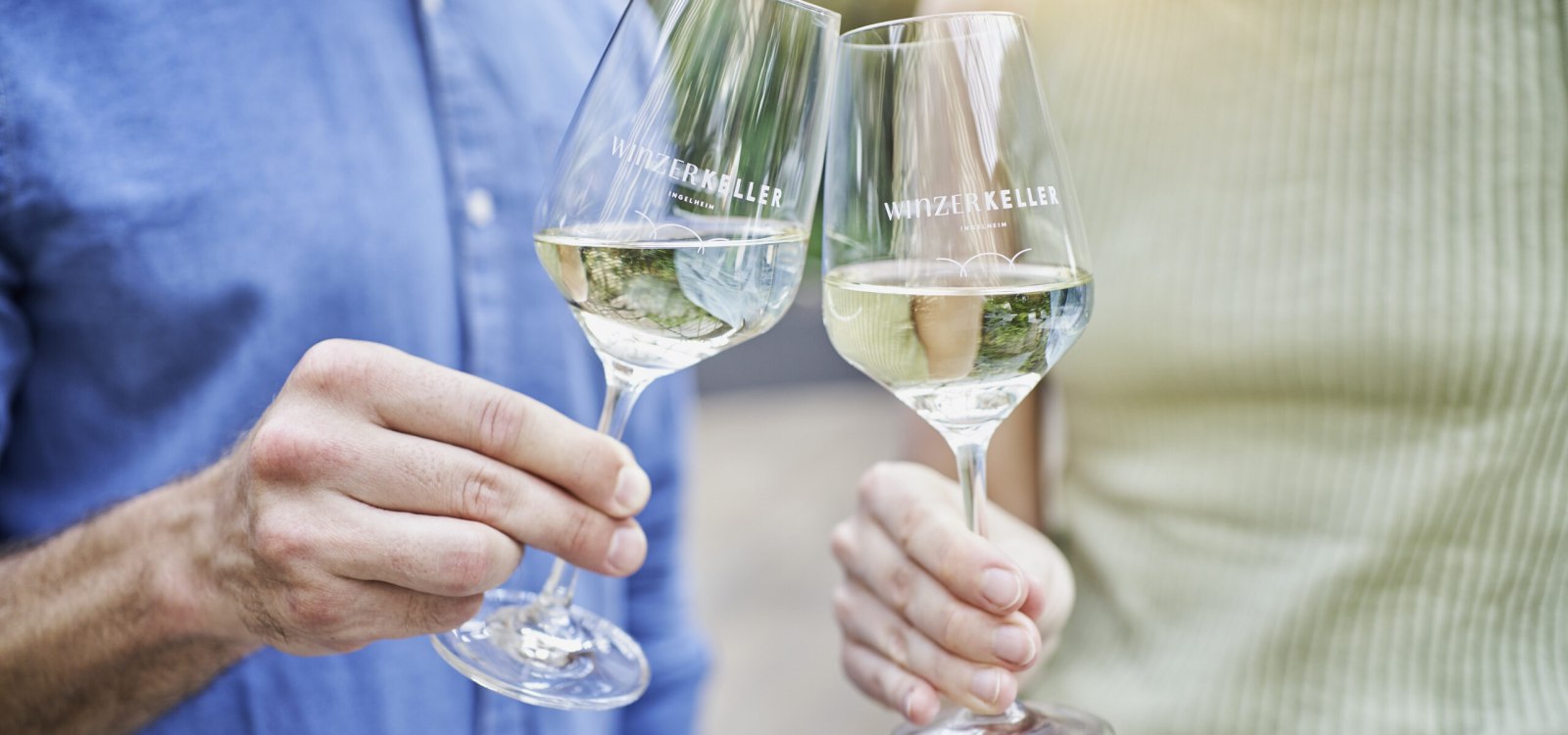 Anstoßen in der Vinothek , © Roger Richter/IkUM GmbH Anstoßen in der Vinothek , © Roger Richter/IkUM GmbH