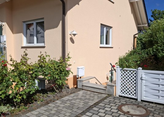 Parkplatz und Eingang Parkplatz und Eingang