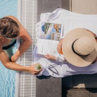 JUK_druck_24_07_wellness_paar_am_pool_franz_wueste JUK_druck_24_07_wellness_paar_am_pool_franz_wueste