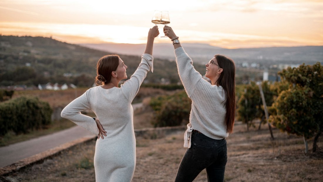 Weingut Wasem Doppelstück_Schwestern anstoßen, © Weingut Wasem Doppelstück Weingut Wasem Doppelstück_Schwestern anstoßen, © Weingut Wasem Doppelstück