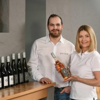 Weingut Gehring Diana Gehring mit Marvin Walter © Carsten Costard Weingut Gehring Diana Gehring mit Marvin Walter © Carsten Costard