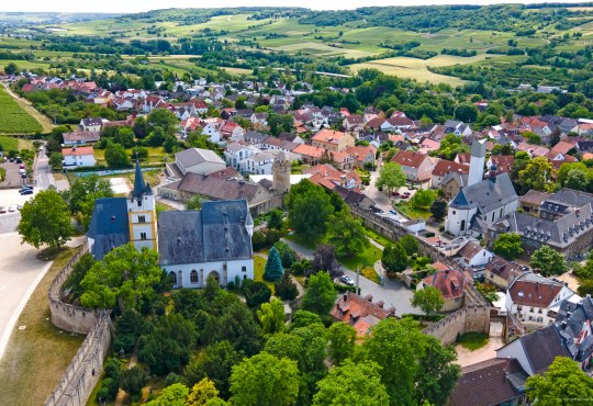 Burgkirche Ober-Ingelheim - Luftaufnahme, © Armin Kleisinger/Stadt Ingelheim Burgkirche Ober-Ingelheim - Luftaufnahme, © Armin Kleisinger/Stadt Ingelheim