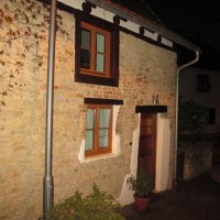 Bei Nacht ist der Eingang gut beleuchtet Bei Nacht ist der Eingang gut beleuchtet