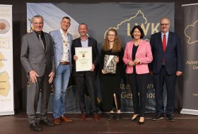 Ehrenpreis der Weinbruderschaft Rheinhessen zu St. Katharinen Oppenheim an das Weingut Weitzel, Ingelheim Ehrenpreis der Weinbruderschaft Rheinhessen zu St. Katharinen Oppenheim an das Weingut Weitzel, Ingelheim
