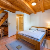 Schlafzimmer mit Tür zum Bad Schlafzimmer mit Tür zum Bad