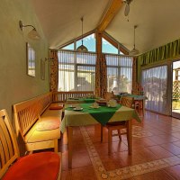 Frühstücksraum , anschließende Terrasse Frühstücksraum , anschließende Terrasse