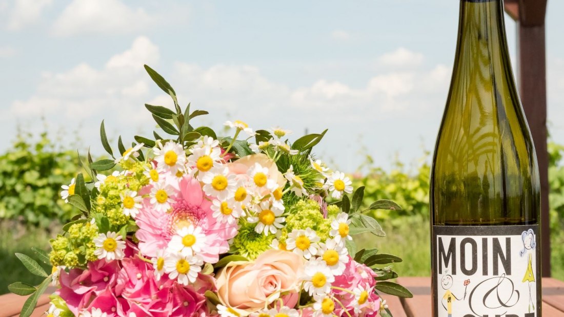 Weingut Schmitt_Weiinflasche, © Weingut Schmitt Weingut Schmitt_Weiinflasche, © Weingut Schmitt