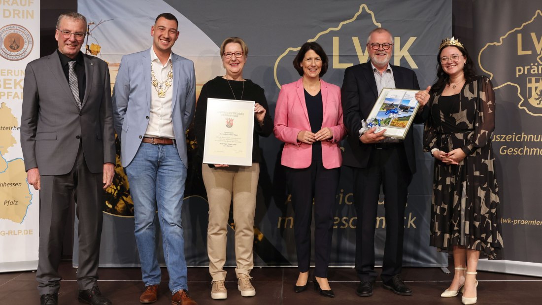 Ehrenpreis 2024 des Landkreises Mainz-Bingen an das Weingut Helmut Weber, Gau-Algesheim, © LWK RLP / Alexander Sell Ehrenpreis 2024 des Landkreises Mainz-Bingen an das Weingut Helmut Weber, Gau-Algesheim, © LWK RLP / Alexander Sell