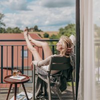 JUK_druck_24_07_zimmer_auf_dem_balkon_franz_wueste JUK_druck_24_07_zimmer_auf_dem_balkon_franz_wueste