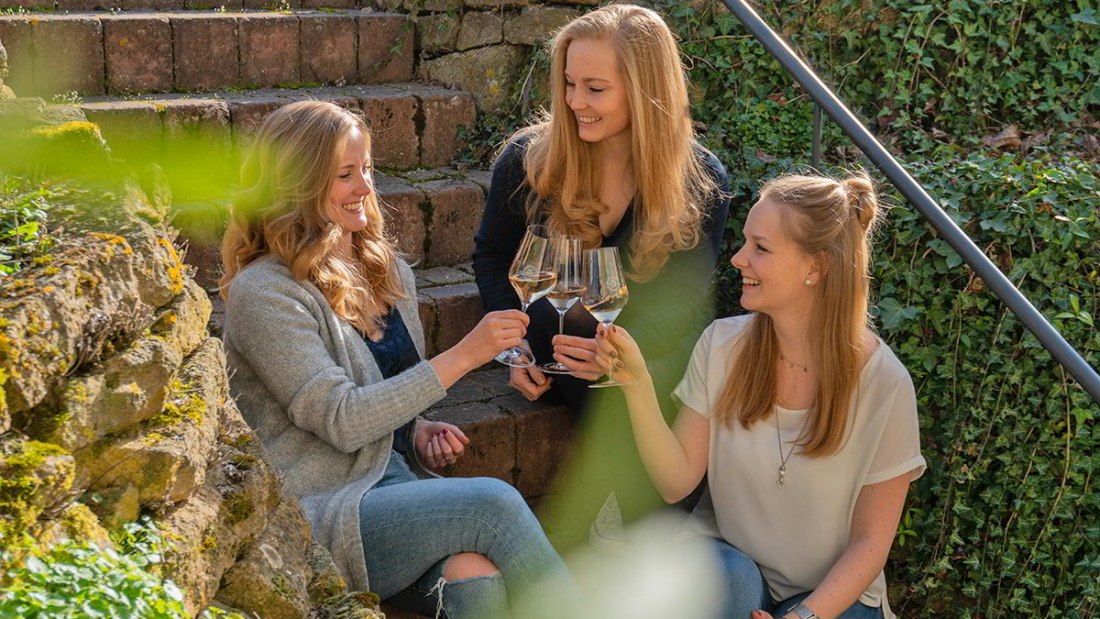 Weingut Gebert_Toechter im Weingarten, © Weingut Gebert Weingut Gebert_Toechter im Weingarten, © Weingut Gebert