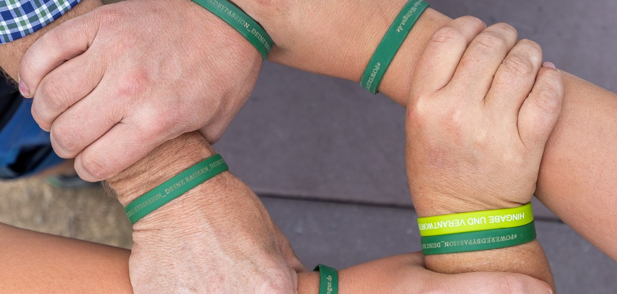 Becker- Das Weingut_Hände, © Becker- Das Weingut Becker- Das Weingut_Hände, © Becker- Das Weingut