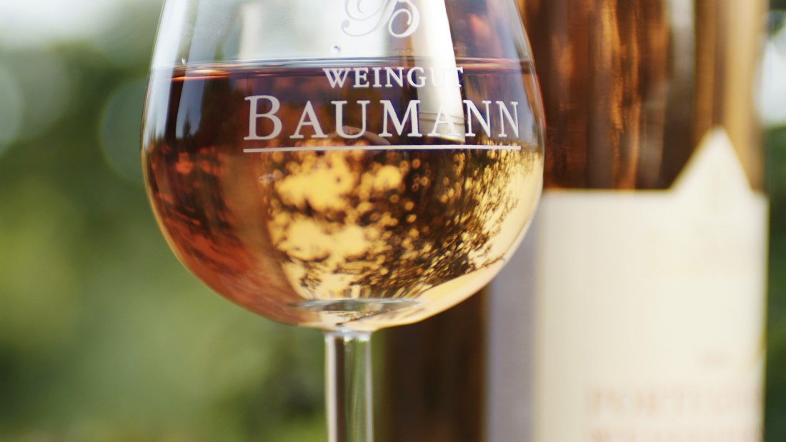 Weingut Baumann_Weinglas, © Weingut Baumann Weingut Baumann_Weinglas, © Weingut Baumann