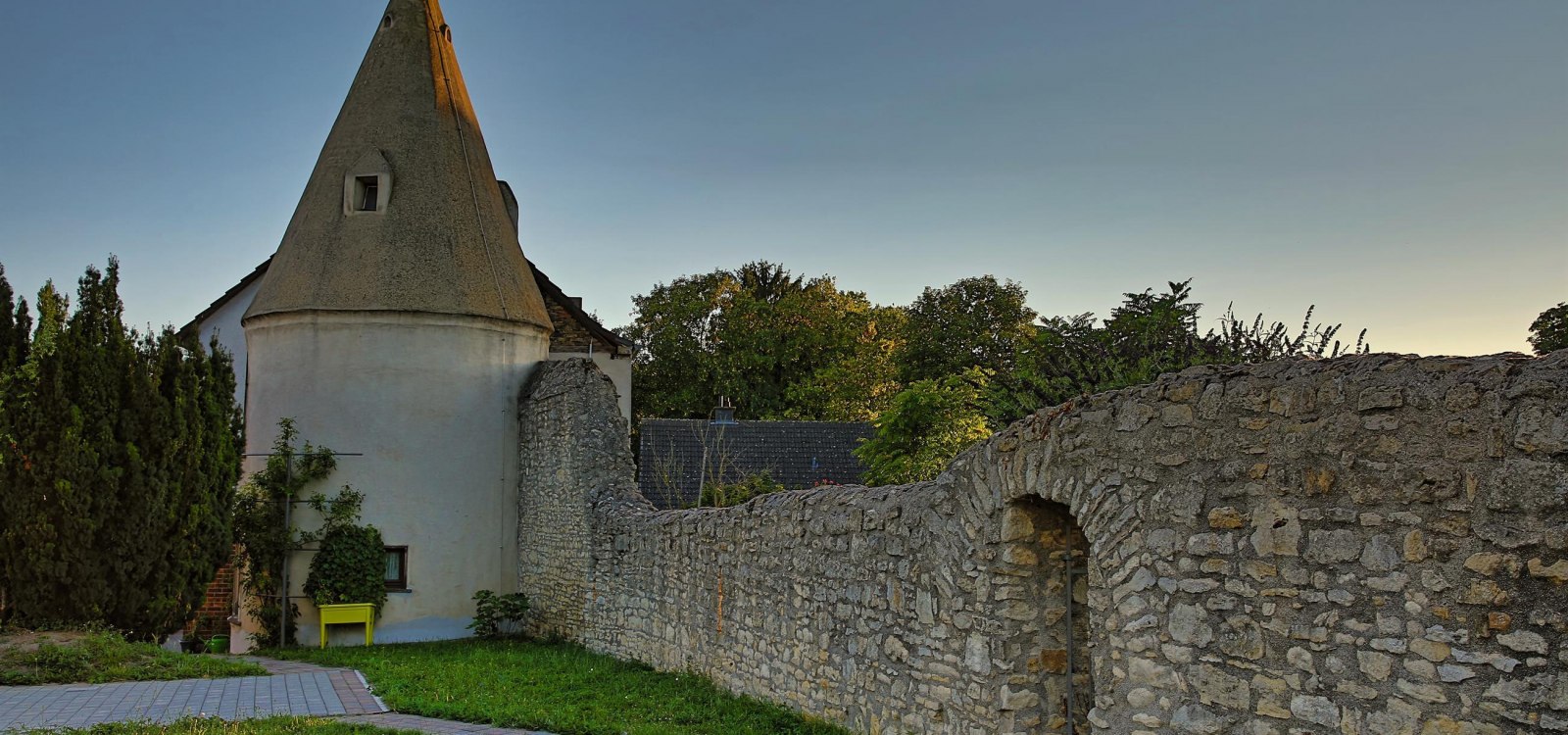 Muurdoorsnede met torenspits Muurdoorsnede met torenspits