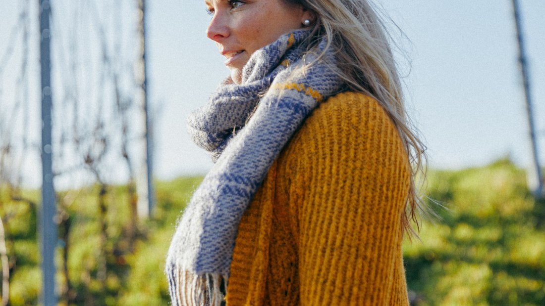 Weingut Becker_Winzerin draußen, © Peter Bender Weingut Becker_Winzerin draußen, © Peter Bender