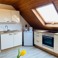 Küche mit Spülmaschine und Backofen Küche mit Spülmaschine und Backofen