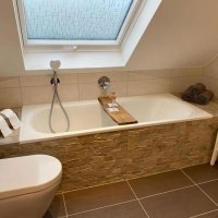 Badezimmer mit Dusche und Bad Badezimmer mit Dusche und Bad