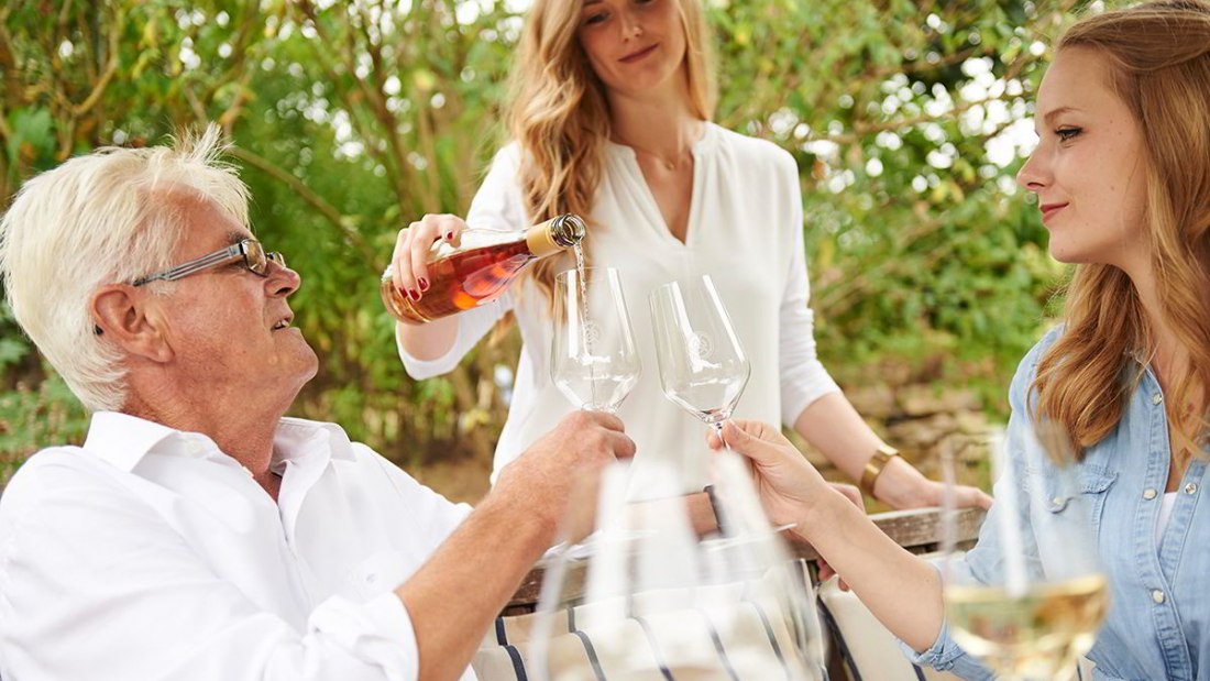 Weingut Gebert_Weinprobe im Weingarten, © Weingut Gebert Weingut Gebert_Weinprobe im Weingarten, © Weingut Gebert