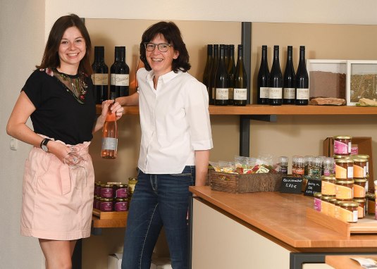 Klosterhof Juliane und Anke Schäfer © Carsten Costard Klosterhof Juliane und Anke Schäfer © Carsten Costard