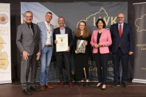Ehrenpreis der Weinbruderschaft Rheinhessen zu St. Katharinen Oppenheim an das Weingut Weitzel, Ingelheim Ehrenpreis der Weinbruderschaft Rheinhessen zu St. Katharinen Oppenheim an das Weingut Weitzel, Ingelheim