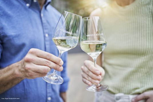 Anstoßen in der Vinothek , © Roger Richter/IkUM GmbH Anstoßen in der Vinothek , © Roger Richter/IkUM GmbH