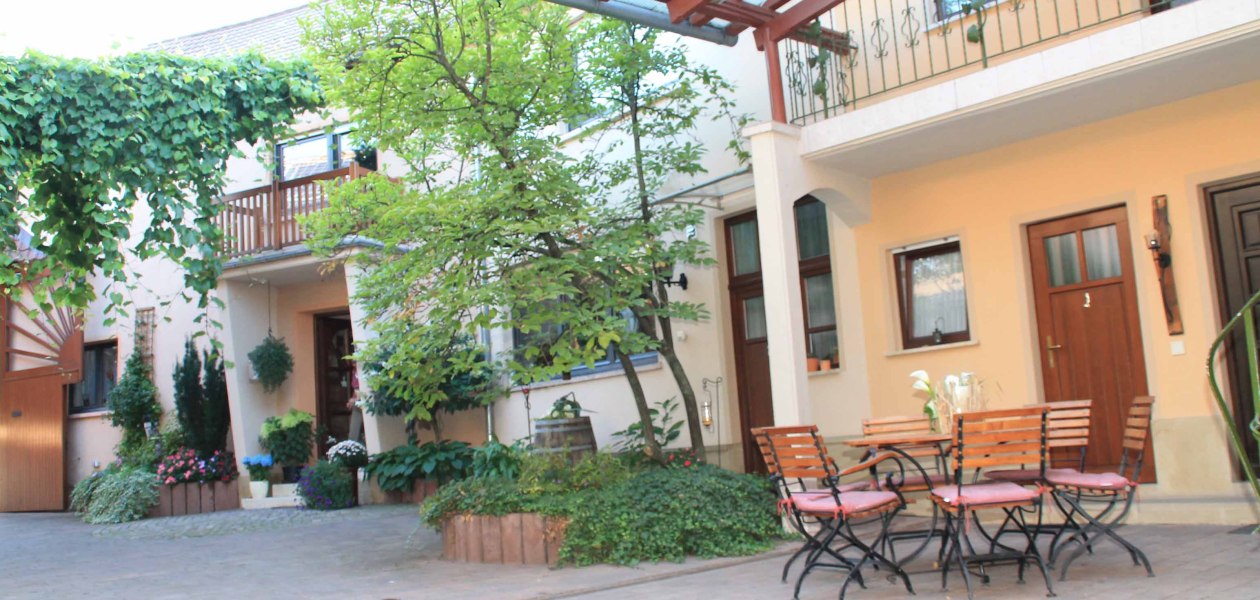 Weingut Z&ouml;ller_Innenhof, &copy; Weingut Z&ouml;ller