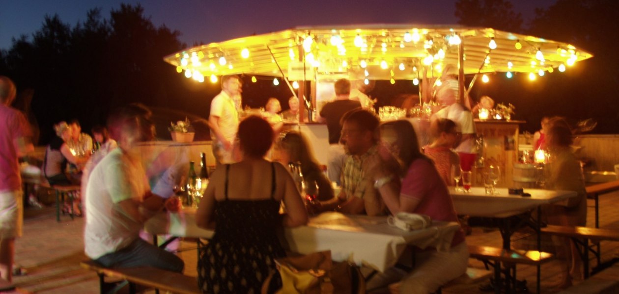 bruehler-hof-zomer-gevoel-op-het-wijnterras-1, &copy; Weingut Br&uuml;hler Hof