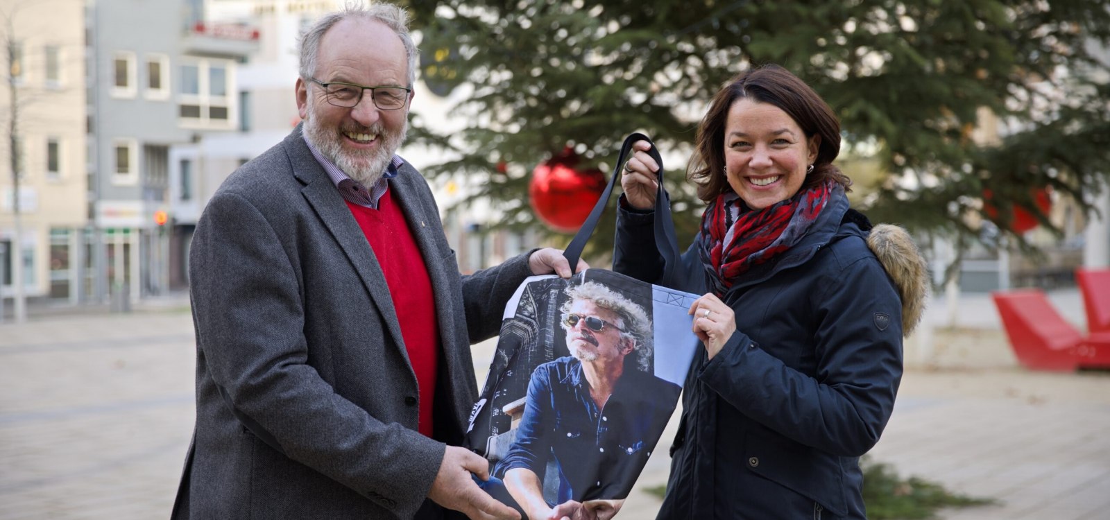 Matthias Becker, Gesch&auml;ftsf&uuml;hrer IKuM GmbH und Eveline Breyer, B&uuml;rgermeisterin der Stadt Ingelheim pr&auml;sentieren die Upcycling Tasche., &copy; Rainer Oppenheimer/IKuM GmbH