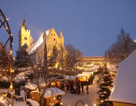 Weihnachtsmarkt an der Burgkirche, © Stefan Heinrich